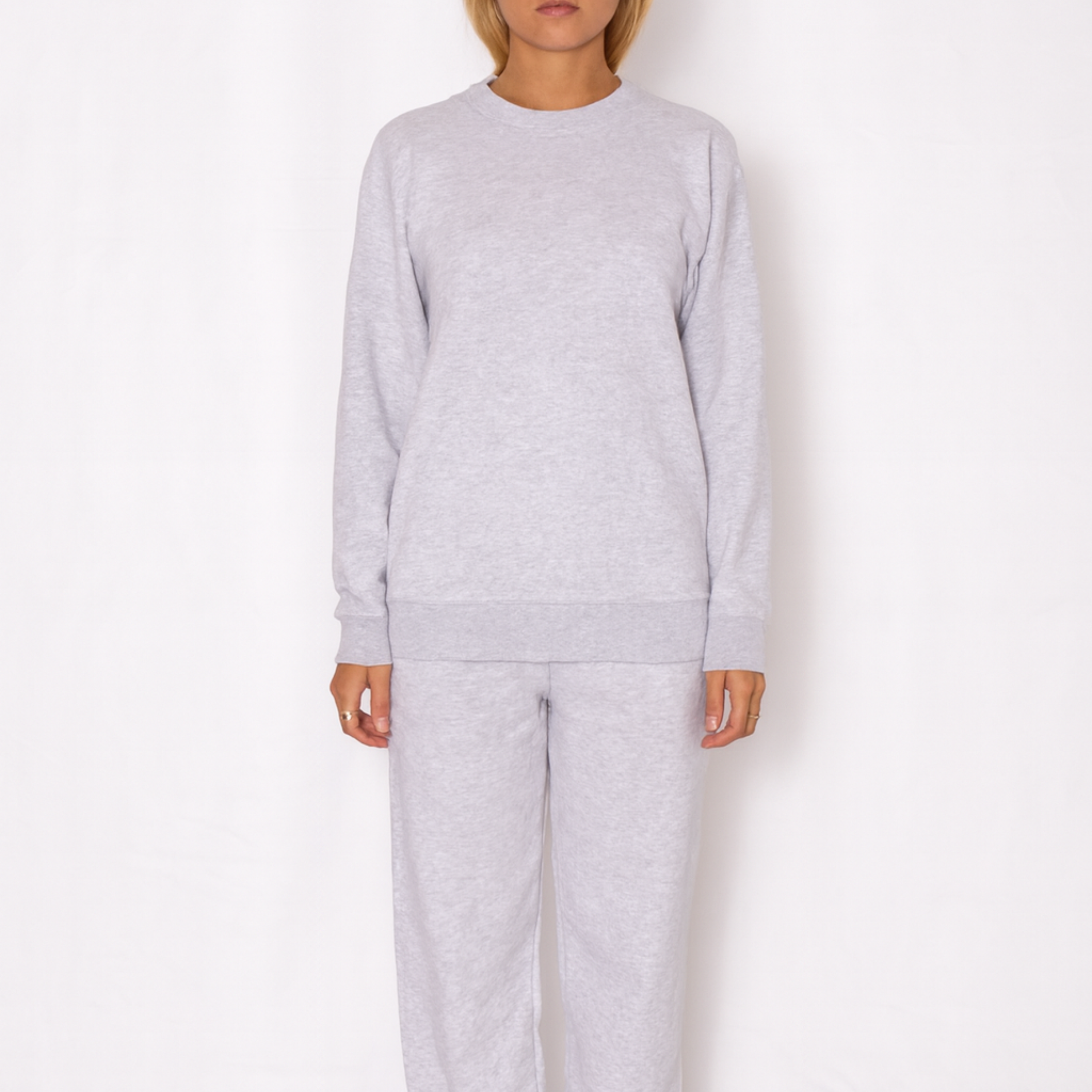 Joggingsæt med crewneck i grå