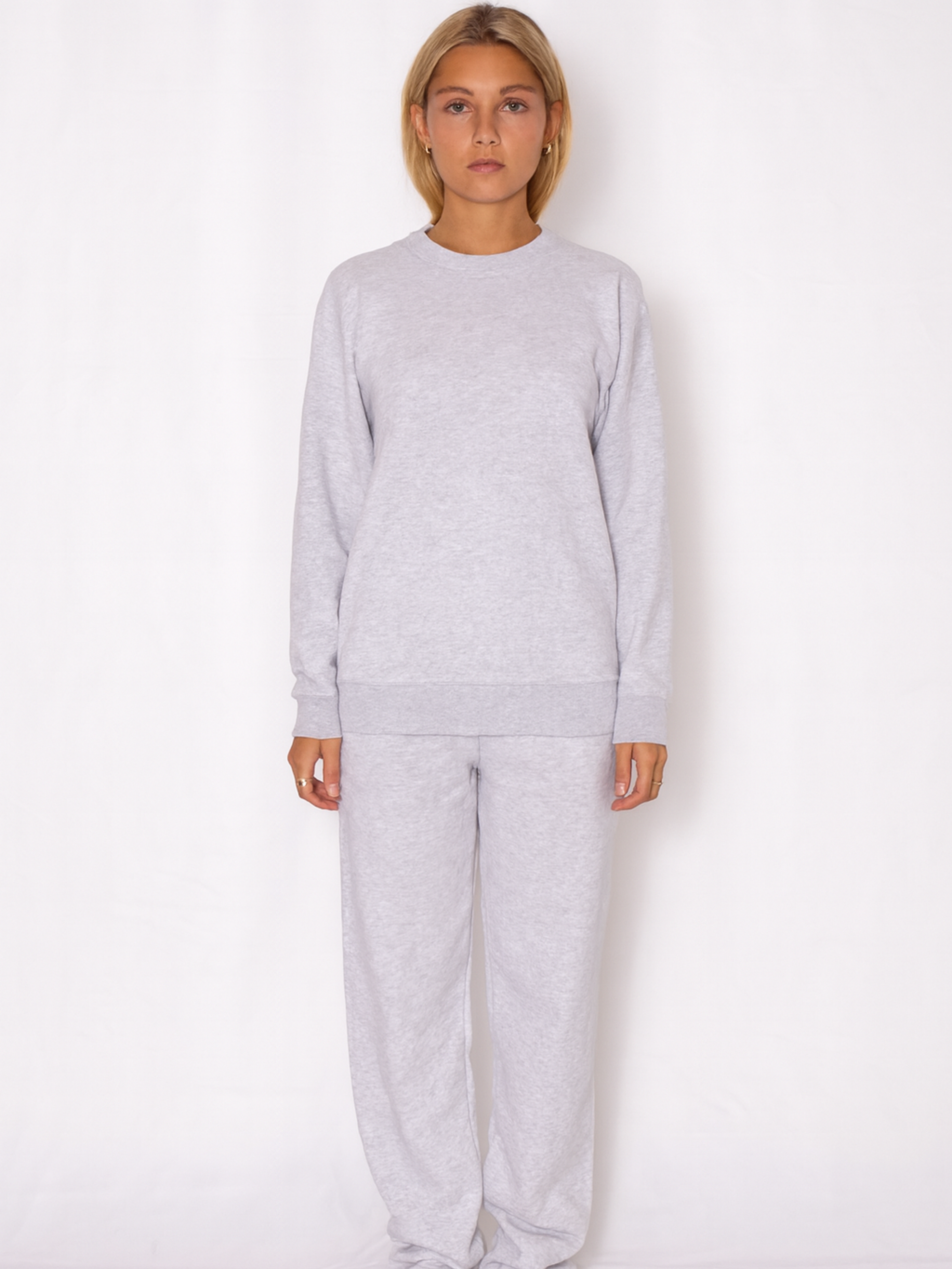 Joggingsæt med crewneck i grå